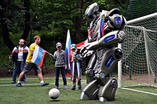 Robot Titan supports Russian football team