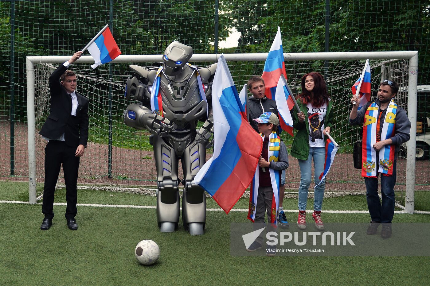 Robot Titan supports Russian football team