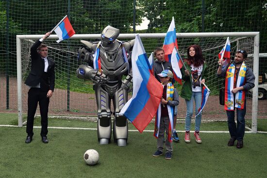 Robot Titan supports Russian football team