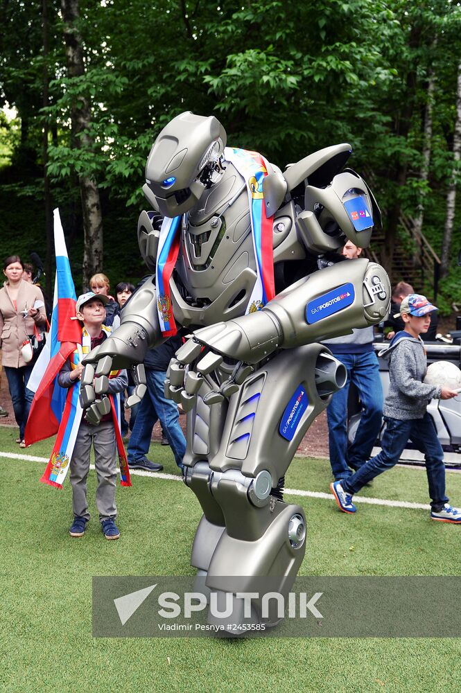 Robot Titan supports Russian football team