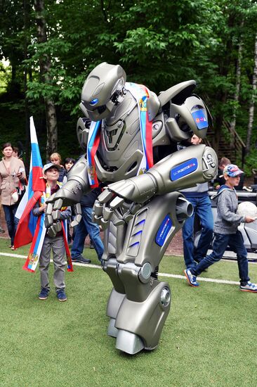 Robot Titan supports Russian football team