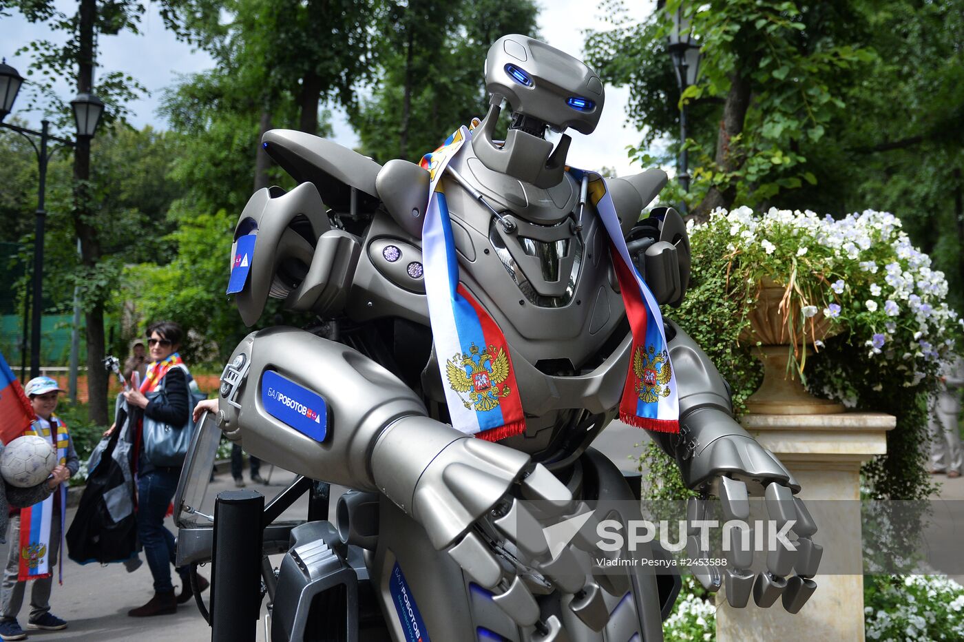 Robot Titan supports Russian football team