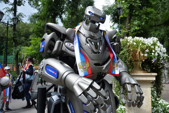 Robot Titan supports Russian football team