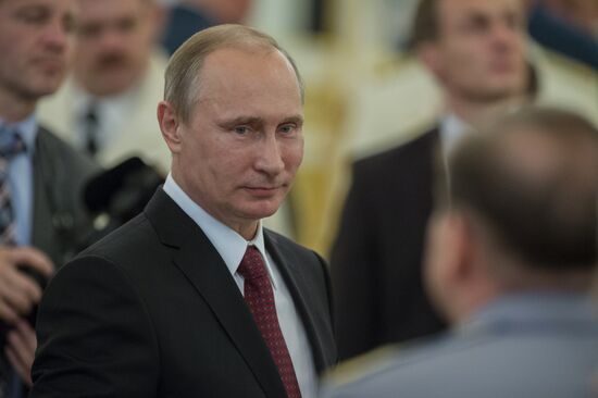 Putin holds reception for graduates of military academies