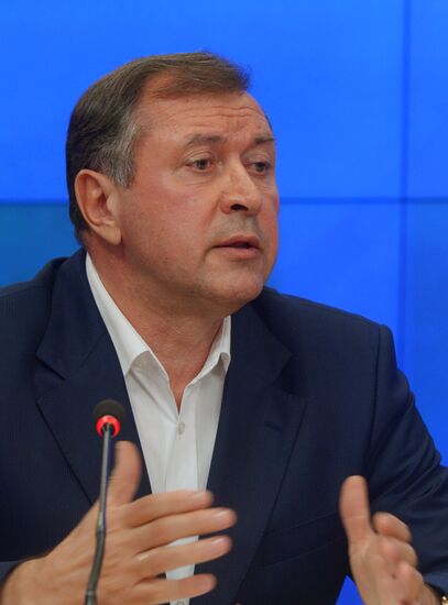 Round table on priorities for governments of Donetsk and Lugansk people's republics