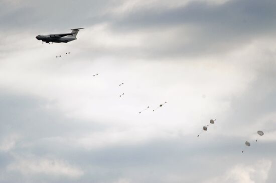 Central Military District's troops train in Chebarkul range