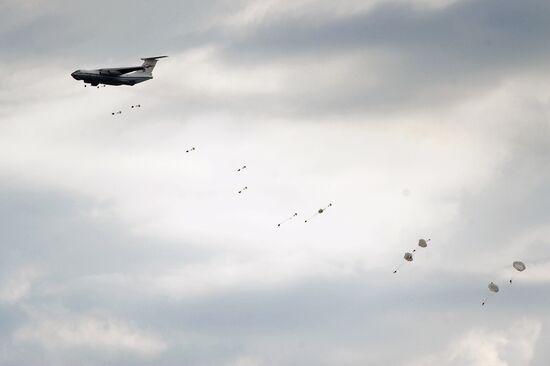 Central Military District's troops train in Chebarkul range