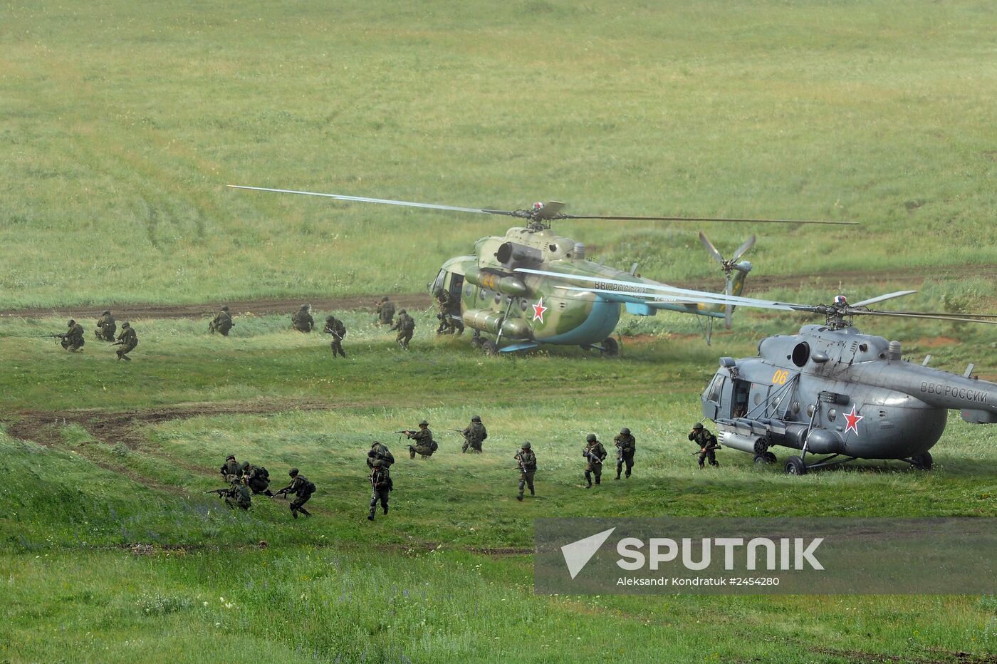 Central Military District's troops train in Chebarkul range