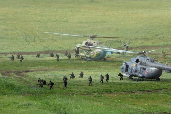 Central Military District's troops train in Chebarkul range