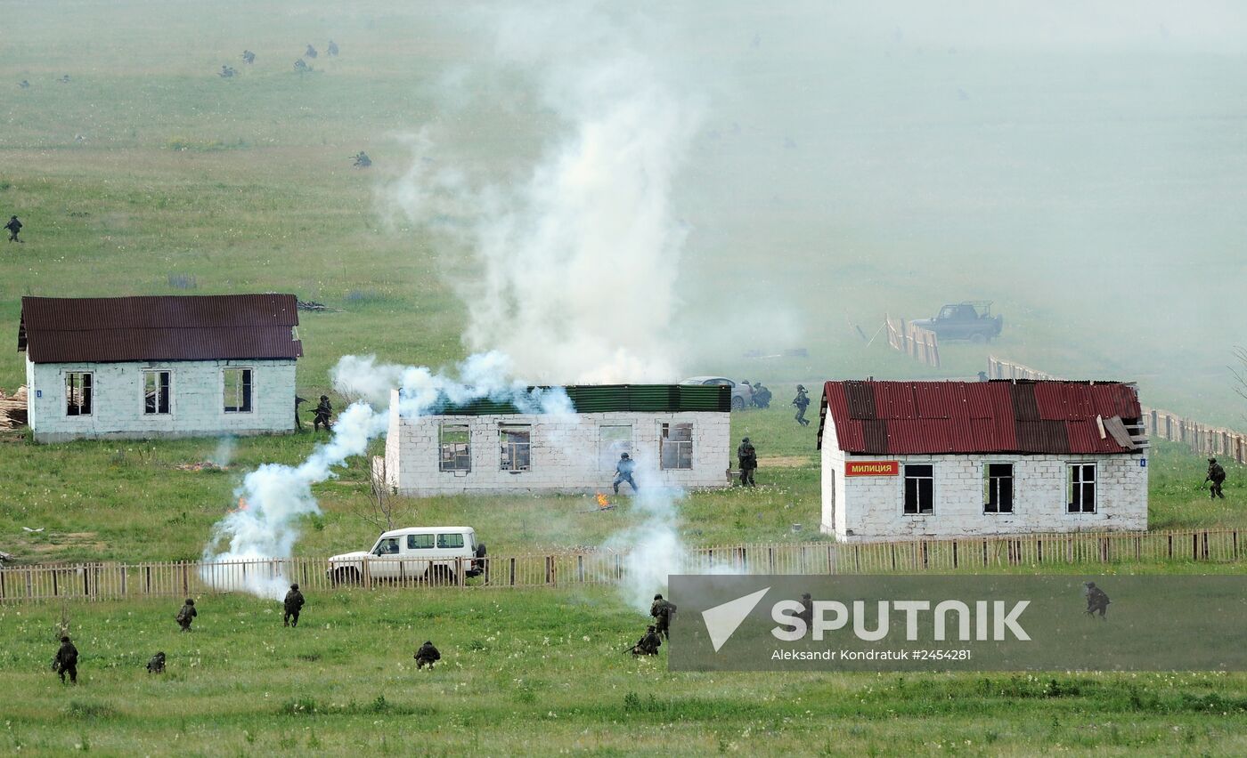 Central Military District's troops train in Chebarkul range