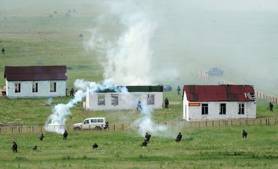 Central Military District's troops train in Chebarkul range
