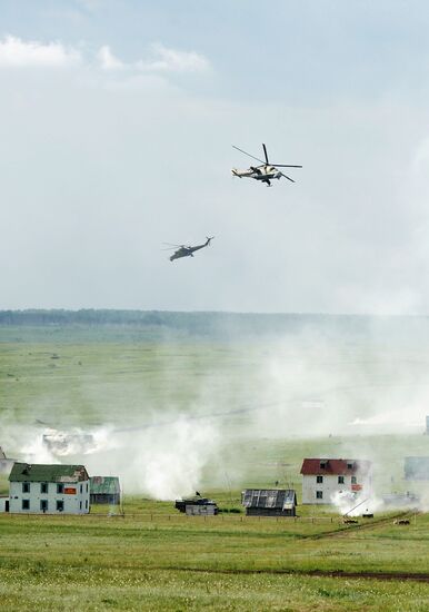 Central Military District's troops train in Chebarkul range