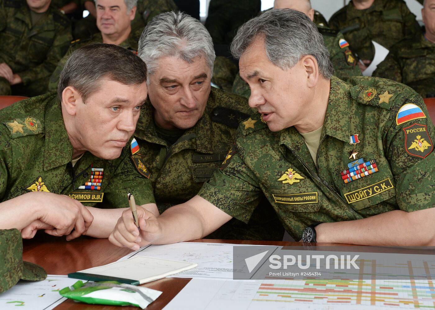 Central Military District's troops train in Chebarkul range