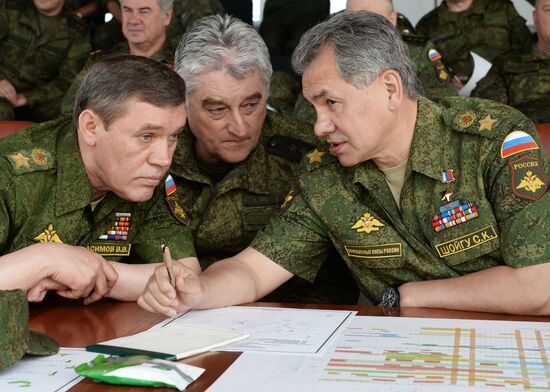 Central Military District's troops train in Chebarkul range