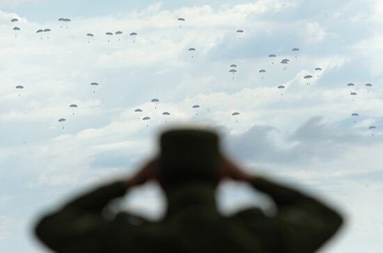 Central Military District's troops train in Chebarkul range