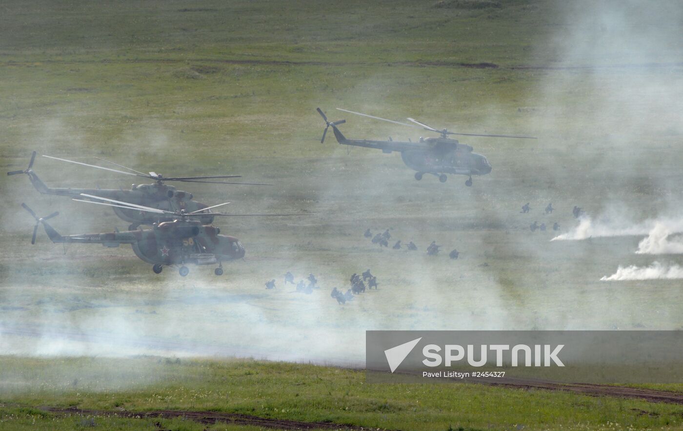 Central Military District's troops train in Chebarkul range