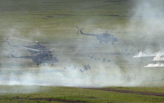 Central Military District's troops train in Chebarkul range