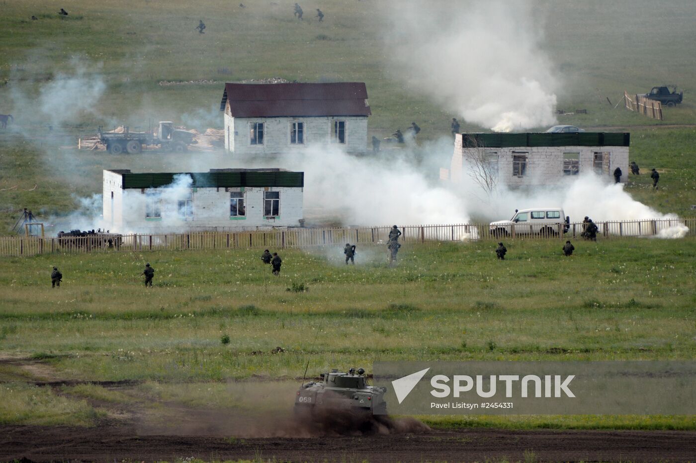 Central Military District's troops train in Chebarkul range