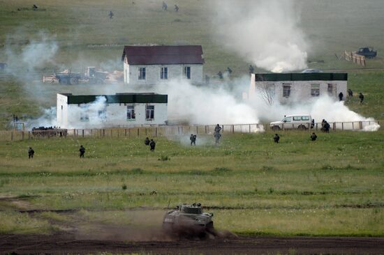 Central Military District's troops train in Chebarkul range