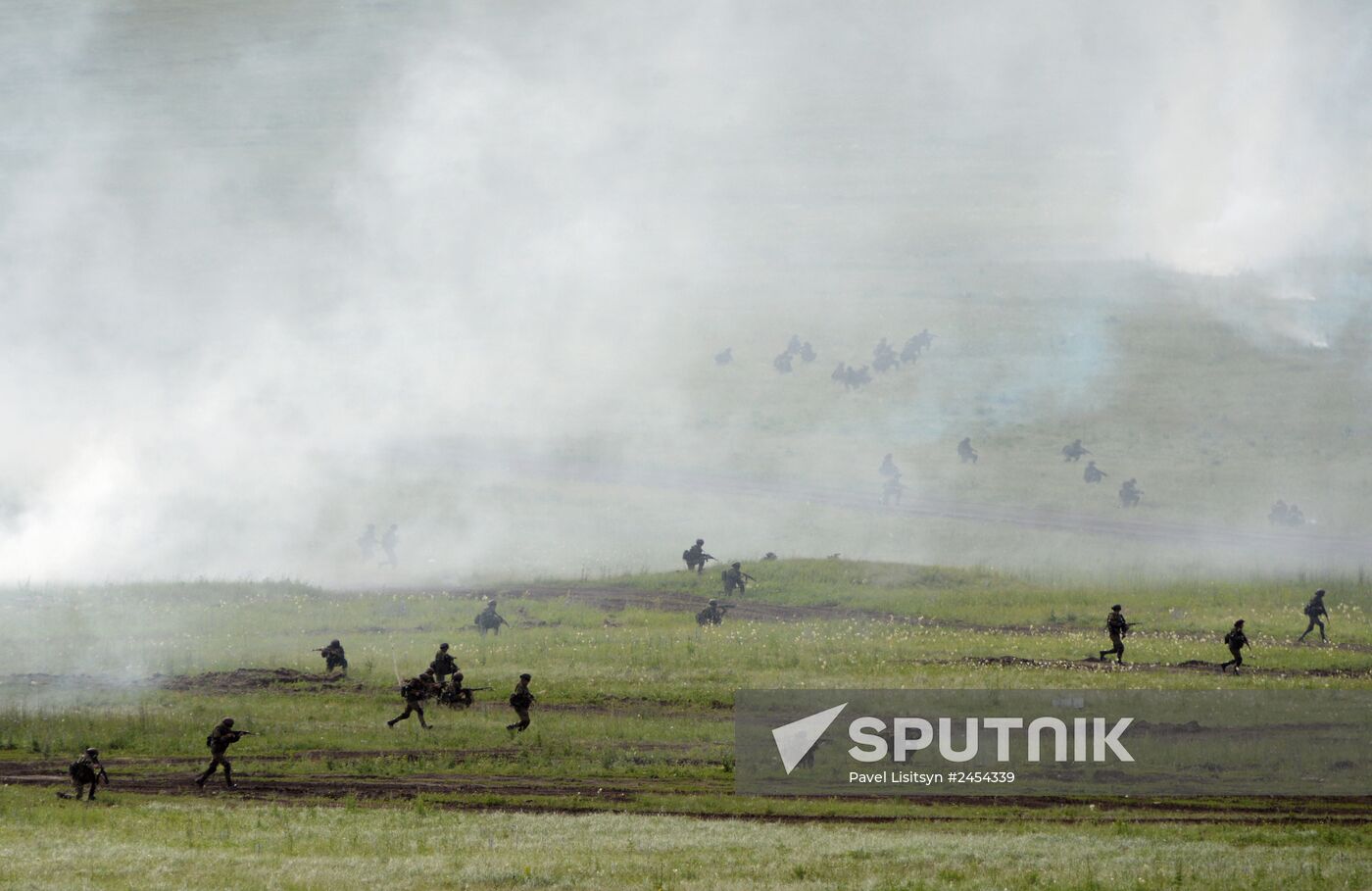 Central Military District's troops train in Chebarkul range