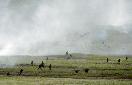 Central Military District's troops train in Chebarkul range