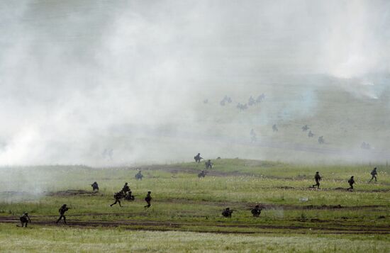 Central Military District's troops train in Chebarkul range