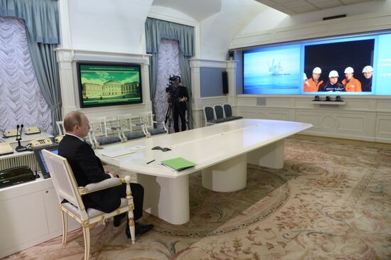 Vladimir Putin holds videoconference with Berkut drilling platform
