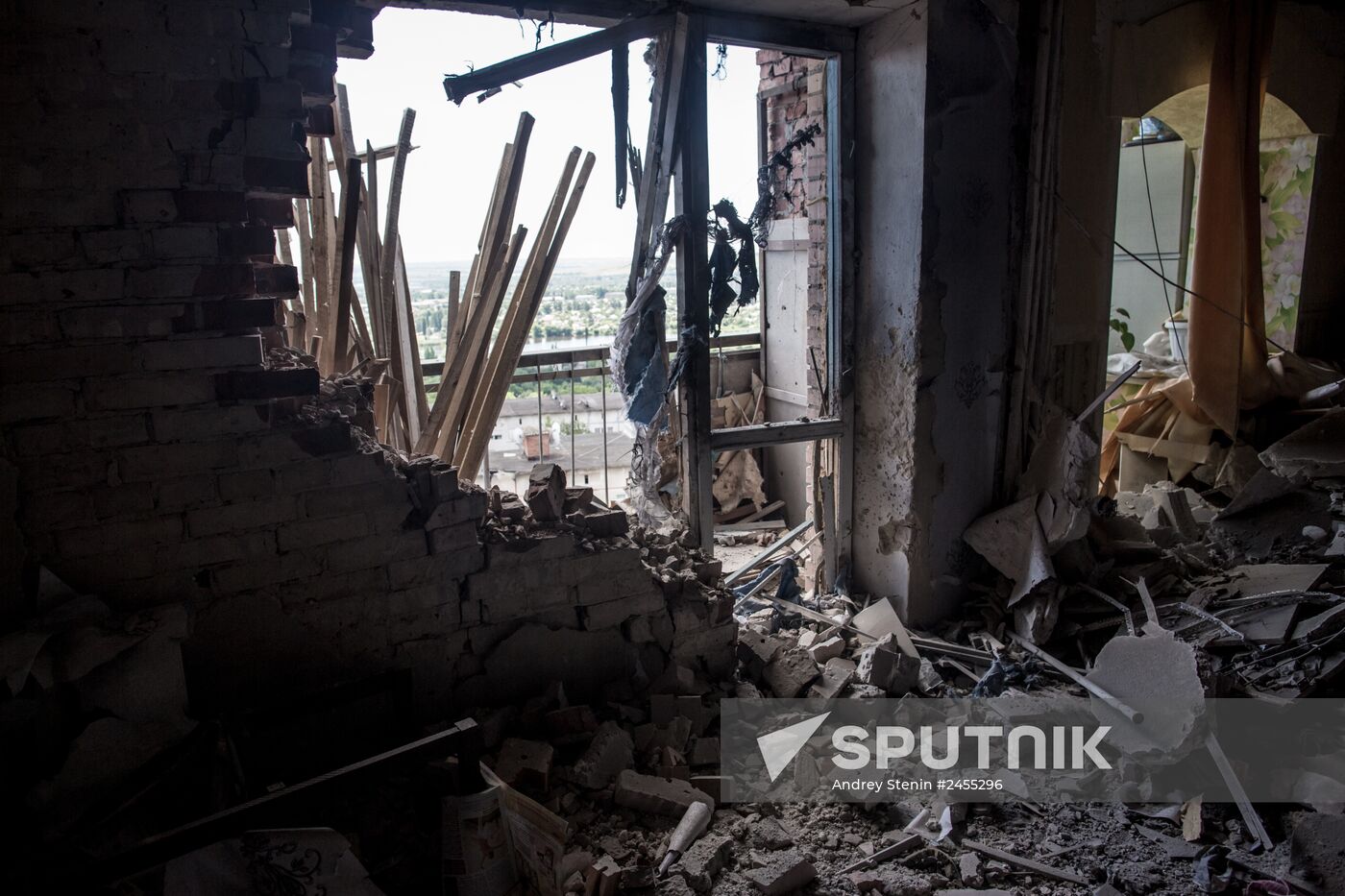 Aftermath of artillery shelling of Slavyansk's Artyom neighborhood by Ukrainian military