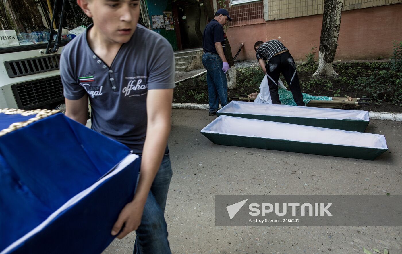 Aftermath of artillery shelling of Slavyansk's Artyom neighborhood by Ukrainian military