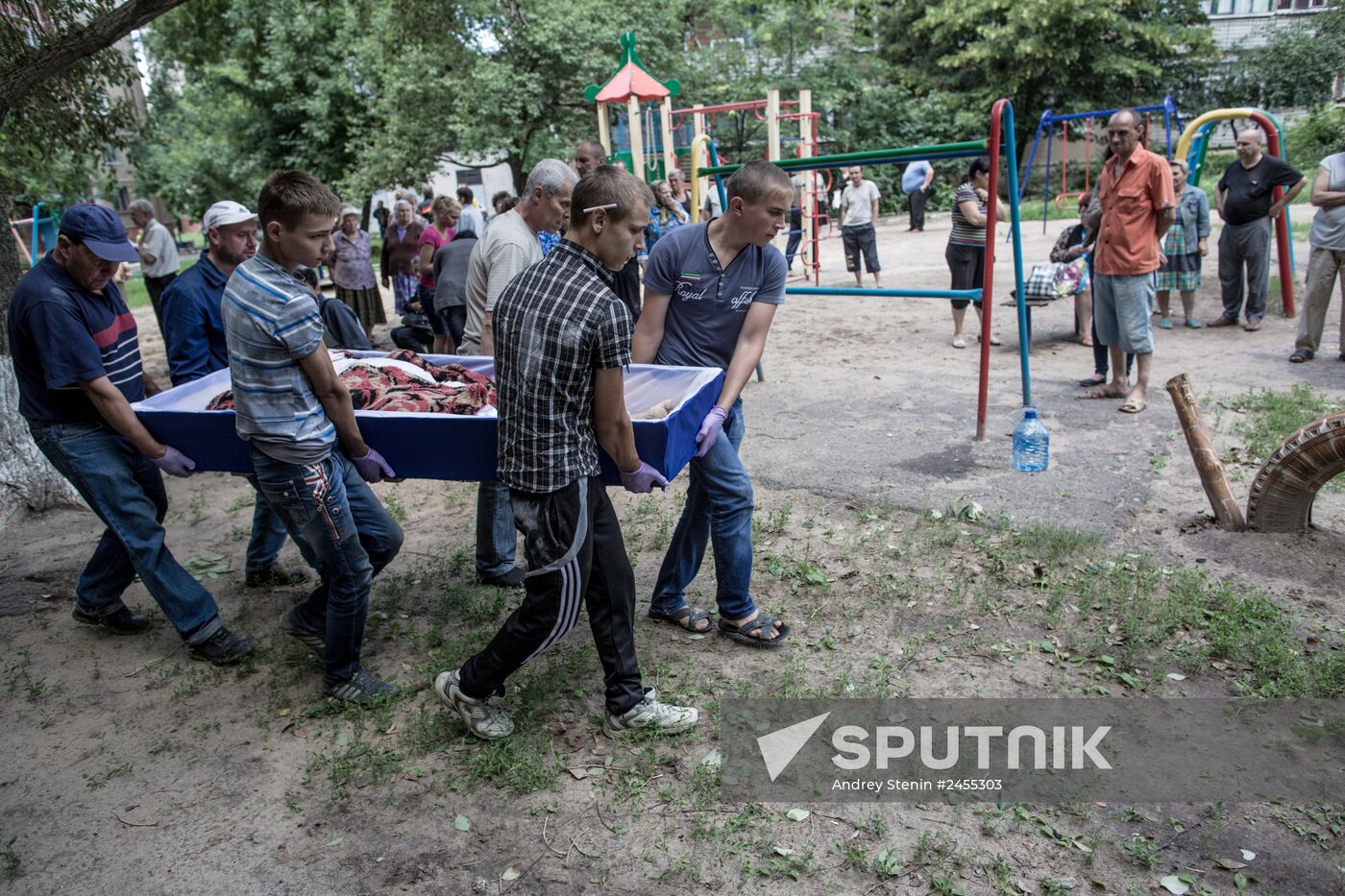 Aftermath of artillery shelling of Slavyansk's Artyom neighborhood by Ukrainian military
