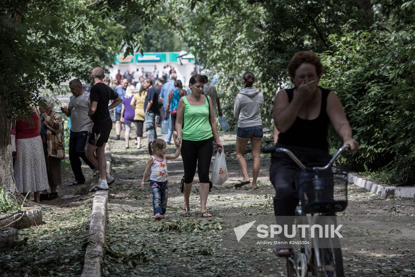Aftermath of artillery shelling of Slavyansk's Artyom neighborhood by Ukrainian military