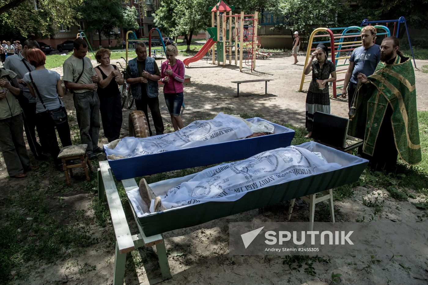 Aftermath of artillery shelling of Slavyansk's Artyom neighborhood by Ukrainian military