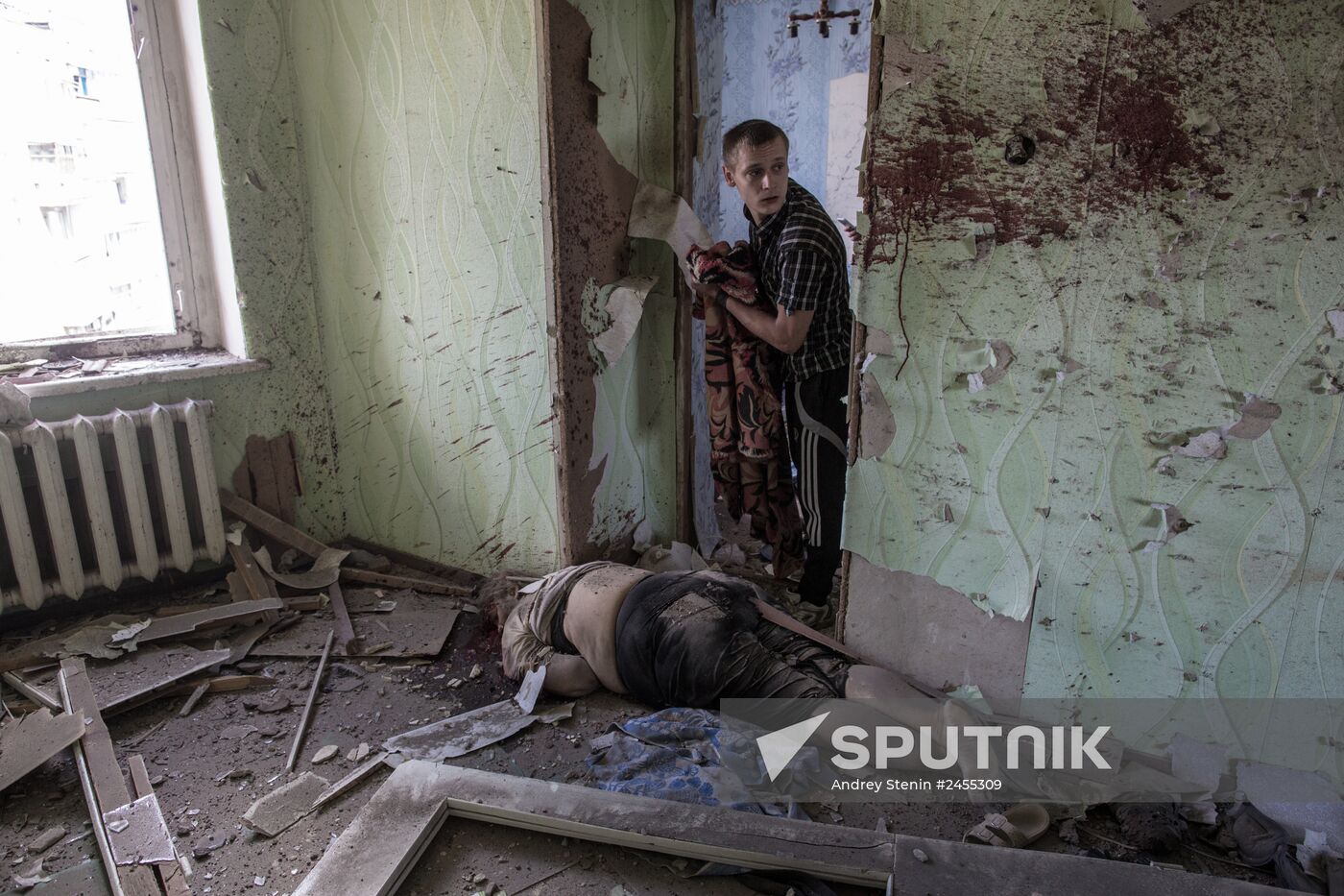 Aftermath of artillery shelling of Slavyansk's Artyom neighborhood by Ukrainian military