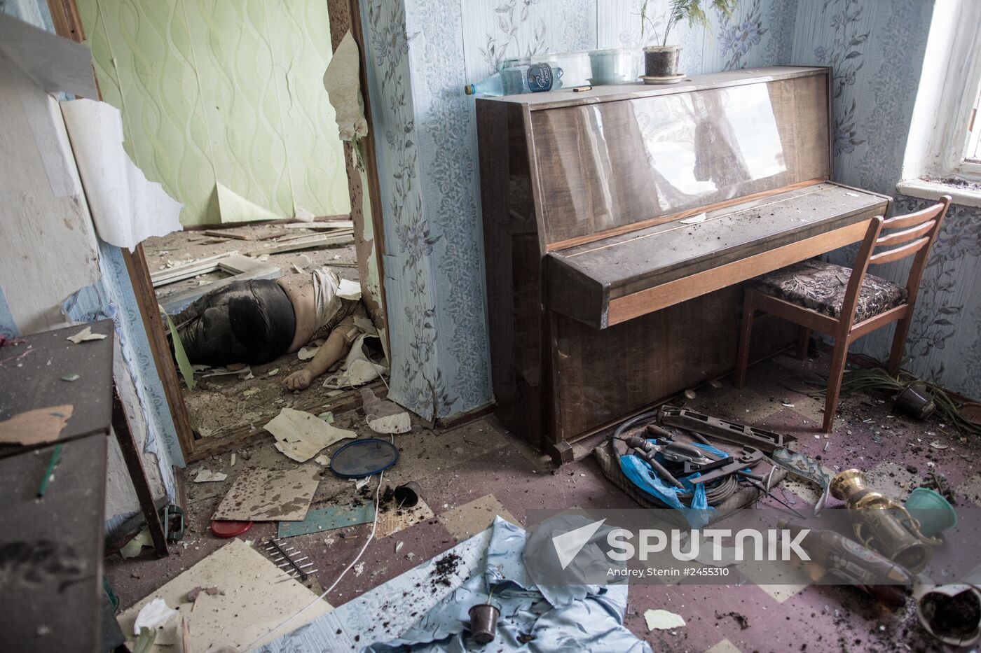 Aftermath of artillery shelling of Slavyansk's Artyom neighborhood by Ukrainian military