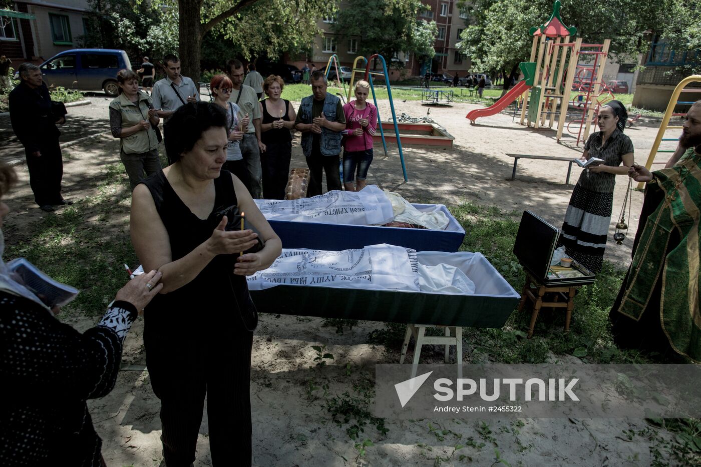 Aftermath of artillery shelling of Slavyansk's Artyom neighborhood by Ukrainian military