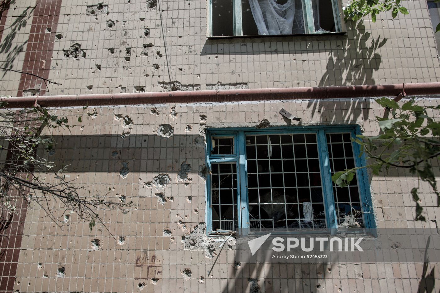 Ukrainian army shells Artyom microdistrict in Slavyansk