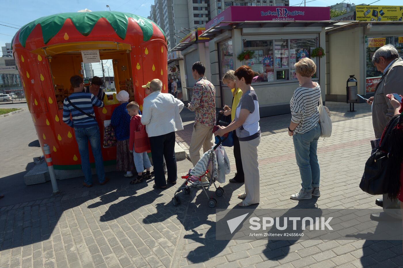 Strawberry sold near Chertanovskaya metro station in Moscow