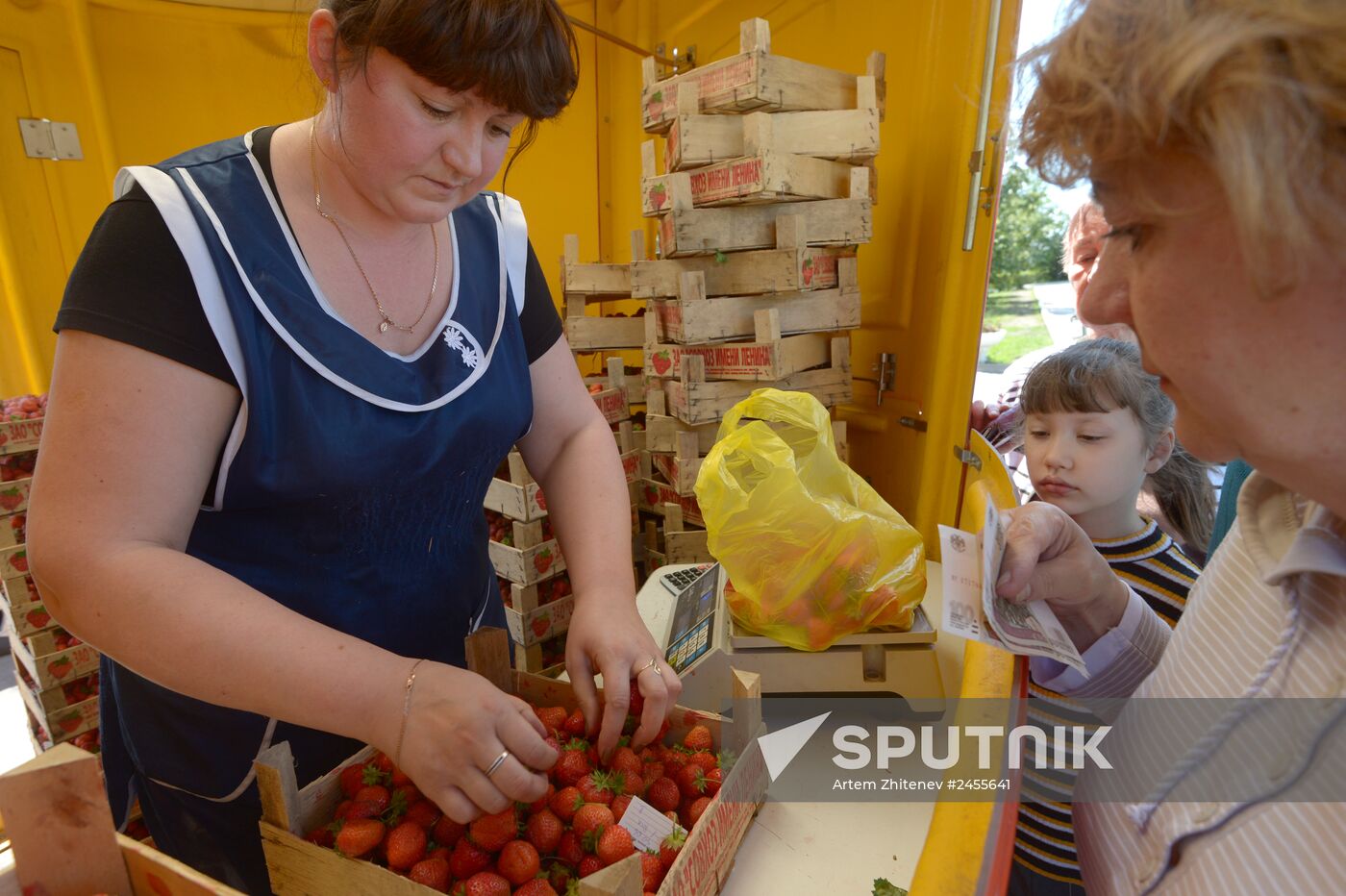 Strawberry sold near Chertanovskaya metro station in Moscow