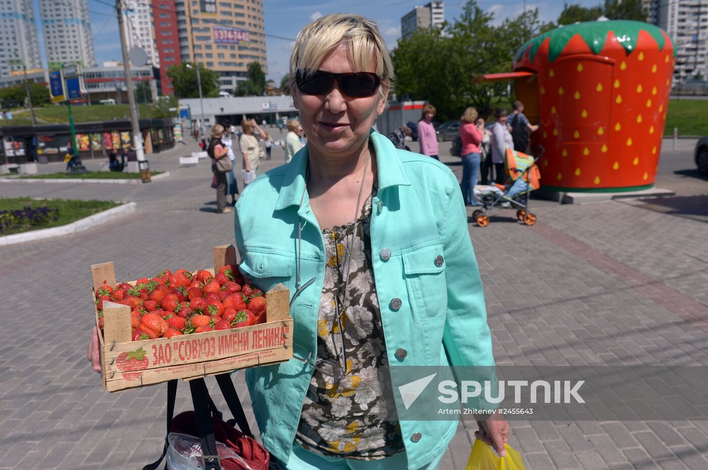 Strawberry sold near Chertanovskaya metro station in Moscow