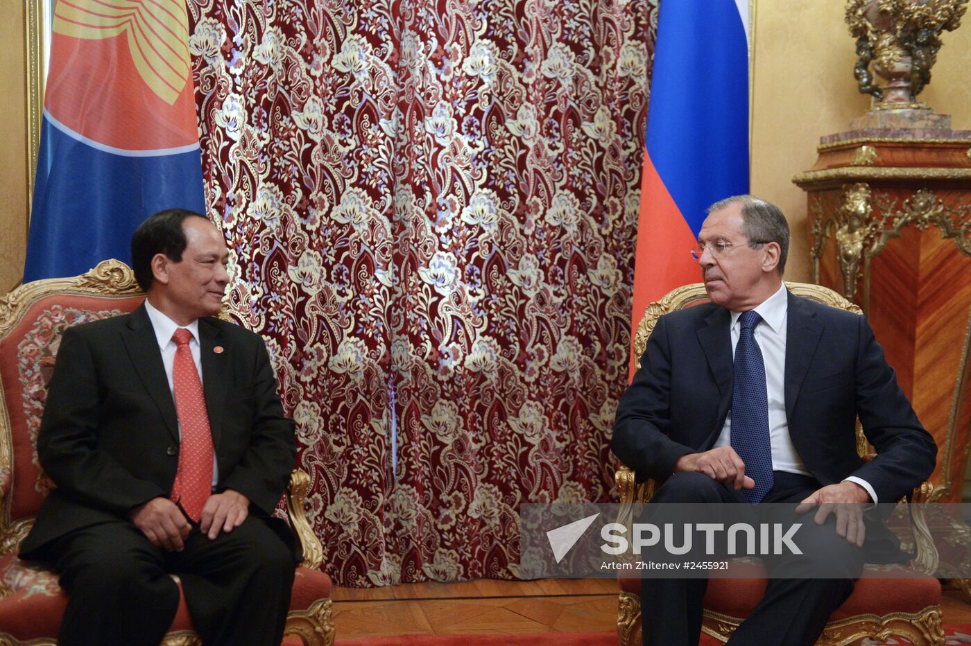 Russian Minister of Foreign Affairs Sergei Lavrov meets with ASEAN Secretary General H. E. Le Luong Minh