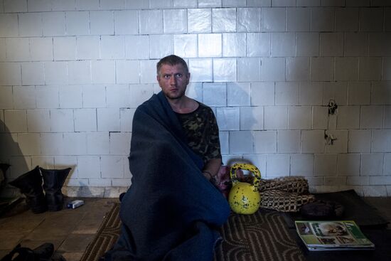 Soldiers of Ukrainian army taken captive by Lugansk militia