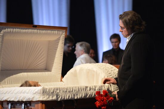 Paying last respects to TV cameraman Anatoly Klyan