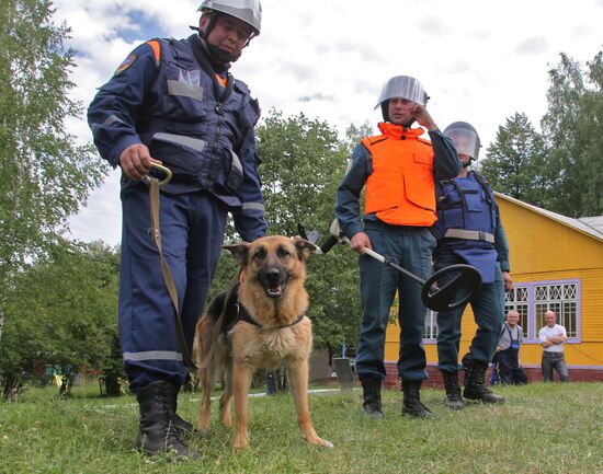 Exercise involving canine squads of Russian Emergencies Ministry