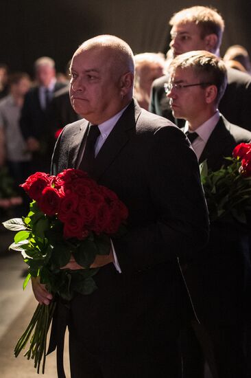 Paying last respects to TV cameraman Anatoly Klyan