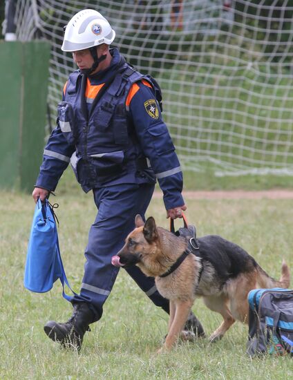 Exercise involving canine squads of Russian Emergencies Ministry