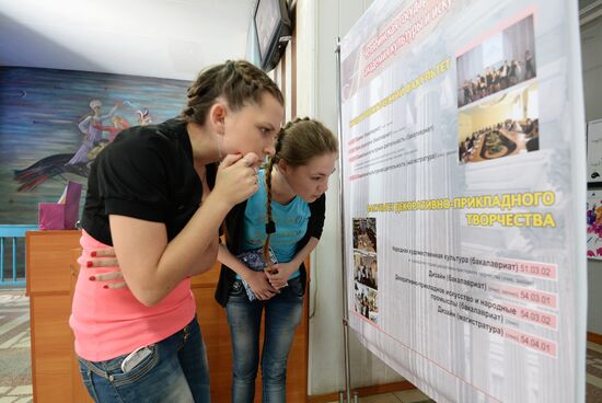 Applicants submit documents to get higher education