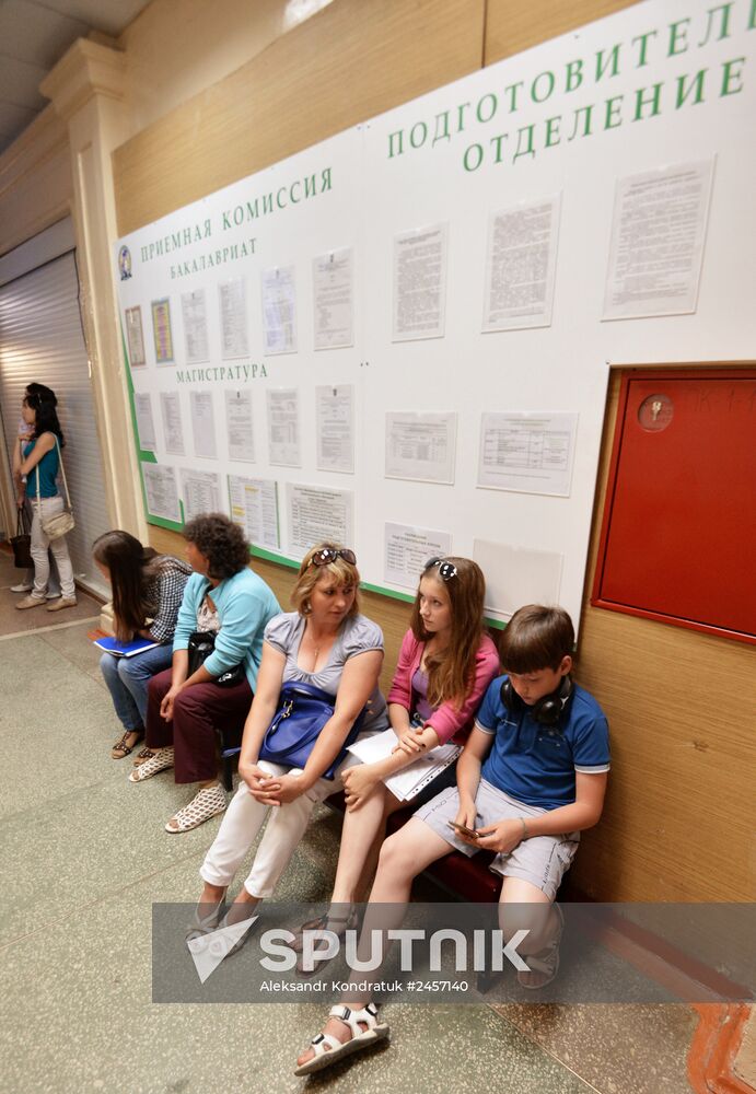 Applicants submit documents to get higher education