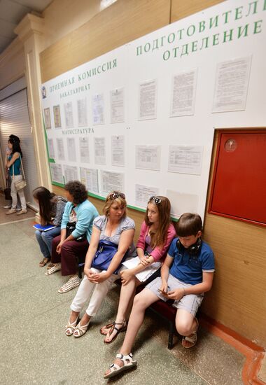 Applicants submit documents to get higher education