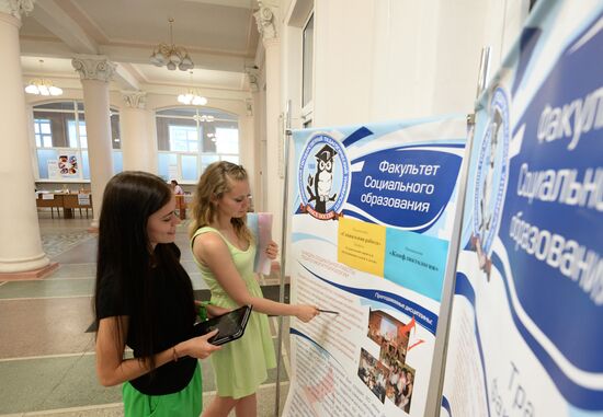 Applicants submit documents to get higher education