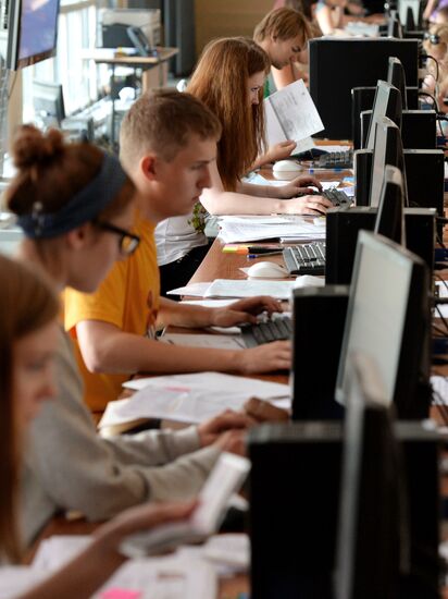 Applicants submit documents to get higher education